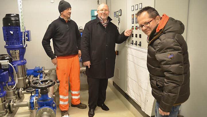 Vor einigen Tagen wurde das Pumpwerk Reuth in Betrieb genommen. Bürgermeister Egon Herrmann (Mitte) setzt die Technik in Bewegung. Mit im Bild Geschäftsleiter Marc Peter Biedermann (rechts) und Wasserwart Andreas Kraus. Foto: K.- H. Hofmann