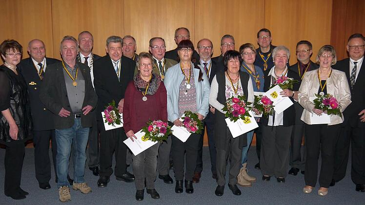 Sie haben nach Beschluss des Stadtrates die Stadtmedaillen in Silber und Gold bekommen.