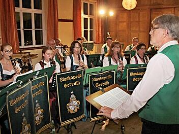 Die Gastgeber im Einsatz: Dirigent Ernst Grimmer mit seinen Musikern der Blaskapelle Gereuth. Foto: Helmut Will