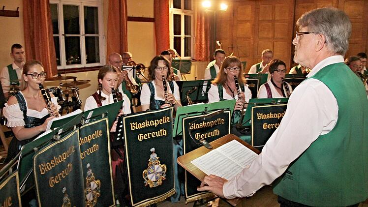 Die Gastgeber im Einsatz: Dirigent Ernst Grimmer mit seinen Musikern der Blaskapelle Gereuth. Foto: Helmut Will