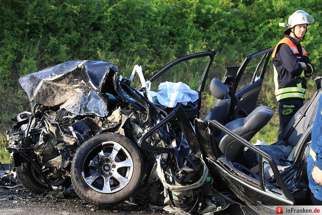 Großeibstadt: Tödlicher Unfall - Autos kollidieren frontal