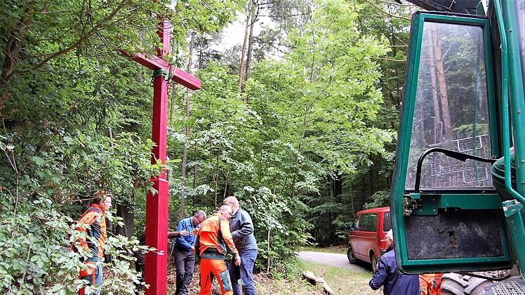 Mit Maschinenkraft wurde das fünf Meter hohe Holzkreuz an historischer Stelle aufgestellt.  Foto: Sigismund von Dobschütz