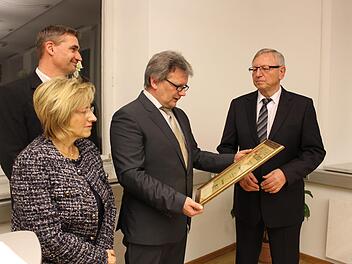 Bürgermeister Norbert Walter (2. v. r.) bei der Verlesung der Ehrenbürgerurkunde für Waldemar Kleetz (r.). Im Bild von links Zweiter Bürgermeister Markus Franke, Dritte Bürgermeisterin Renate Engelhardt Evi Seeger