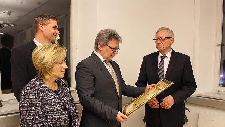 Bürgermeister Norbert Walter (2. v. r.) bei der Verlesung der Ehrenbürgerurkunde für Waldemar Kleetz (r.). Im Bild von links Zweiter Bürgermeister Markus Franke, Dritte Bürgermeisterin Renate Engelhardt Evi Seeger
