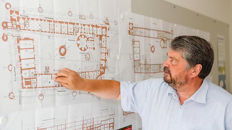 Erich Schneider erläutert in seinem Büro die Pläne für "sein" Museum für Franken. M.Hoch