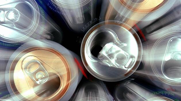 Auf Dosen wurde im Jahr 2003 mit dem sogenannten "Dosenpfand" das erste Einweg-Pfand fällig. Foto: Jens Büttner/dpa