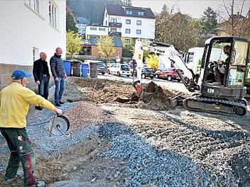 In vollem Gange sind gegenwärtig die Arbeiten an den Außenanlagen am Ärztehaus in Wirsberg. Damit wird auch die Parkplatzsituation entscheidend verbessert. Bürgermeister Hermann Anselstetter (links) überzeugte sich mit Projektleiter Norbert Specht vom Fortgang der Arbeiten. Foto: Werner Reißaus