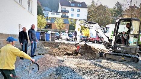 In vollem Gange sind gegenwärtig die Arbeiten an den Außenanlagen am Ärztehaus in Wirsberg. Damit wird auch die Parkplatzsituation entscheidend verbessert. Bürgermeister Hermann Anselstetter (links) überzeugte sich mit Projektleiter Norbert Specht vom Fortgang der Arbeiten. Foto: Werner Reißaus
