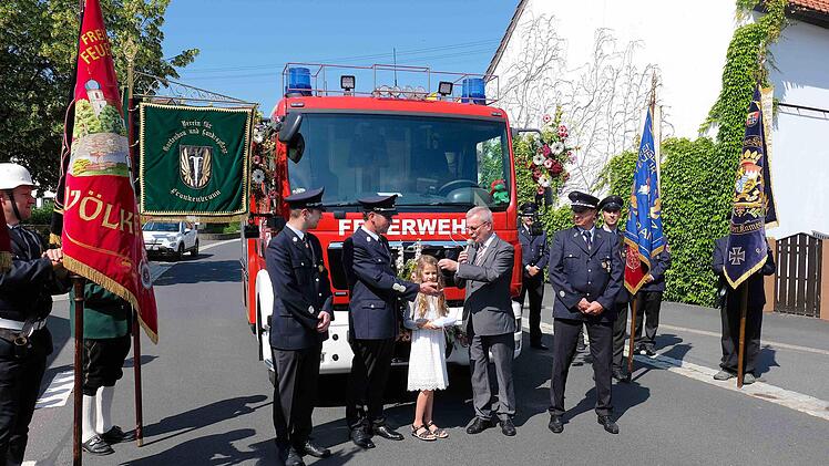 Schirmherr Gotthard Schlereth übergab feierlich den Schlüssel an Kommandant Torsten Büchner. Foto: Gerd Schaar