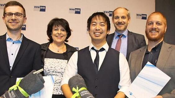 Thien Le Cong (Dritter von rechts) und Bastian Leupold (links daneben) sind Bayerns Beste in ihren Ausbildungsberufen. Mit im Bild IHK-Geschäftsführerin Gabriele Hohenner, Congs Ausbilder Jörg Oswald von Hermanns Posthotel in Wirsberg (rechts) und stellvertretender Landrat Jörg Kunstmann
