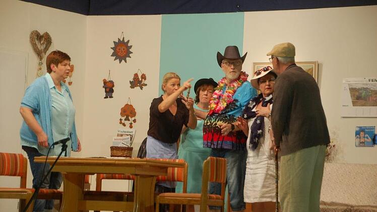 Kräftig wurden Opa die Leviten von Amanda Gelesen. Im Bild Franziska (Christiane Wendel), Amanda (Melanie Reininger), Tratschtante Paula, Frauenschwarm Johannes (Thomas Jungklaus) mit seiner Frau Elisabeth (Doris Bötsch und Opa Holzmeier (Eugen Katzenberger).