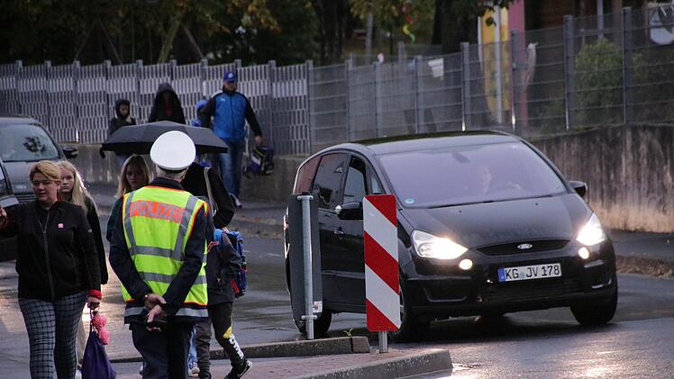 Die Polizei zeigt an den Schulen Präsenz. Foto: Benedikt Borst