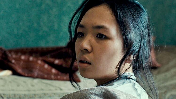 Die Nacht erschreckt Daiyu (Andrea Guo) in ihrem Schwarzwaldhaus.