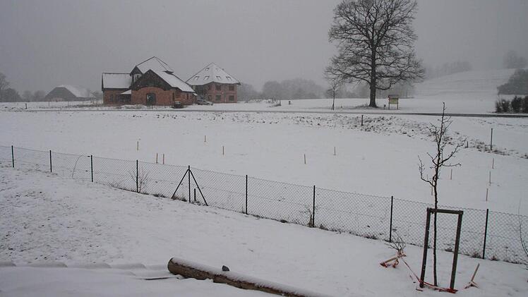 Die Pflöcke hinter dem Zaun zeigen den Grundriss der Krippe. Fotos: Jürgen Gärtner