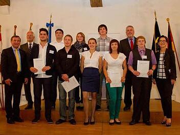 Die Preisträger der Region wurden von Franz Brosch, dem Geschäftsführer Oberfranken des Bayerischen Unternehmensverbandes Metall und Elektro (links) und von Petra Platzgummer-Martin, Vizepräsidentin der Regierung von Oberfranken (rechts) ausgezeichnet.