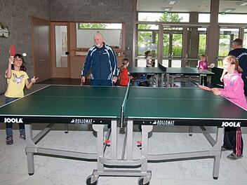 Peter Sandig von der TSG Weisendorf führte die Kinder in die Kunst des Tischtennissports ein. Fotos: Roland Meister