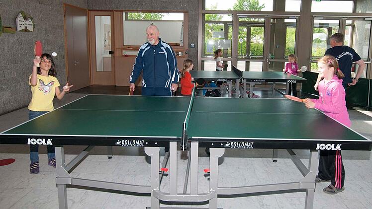 Peter Sandig von der TSG Weisendorf führte die Kinder in die Kunst des Tischtennissports ein. Fotos: Roland Meister