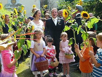Mit einem fröhlichen Lied und Sonnenblumen in der Hand erfreuten die Kleinen des Kindergartens Fölschnitz die Frischvermählten Gundi und Martin Fleischmann auf den ersten Schritten ins Glück. Foto: Klaus-Peter Wulf