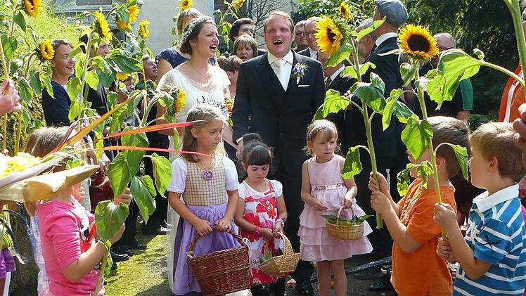 Mit einem fröhlichen Lied und Sonnenblumen in der Hand erfreuten die Kleinen des Kindergartens Fölschnitz die Frischvermählten Gundi und Martin Fleischmann auf den ersten Schritten ins Glück. Foto: Klaus-Peter Wulf