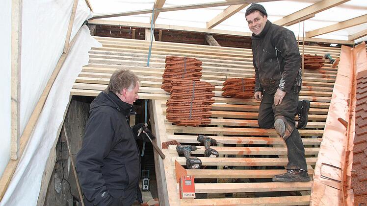 Für die Arbeiten an der Großen Kaserne haben sich die Zimmerleute - rechts Matthias Arndt, links Günther Stenglein - einen Wetterschutz gebaut. Foto: Stephan Tiroch