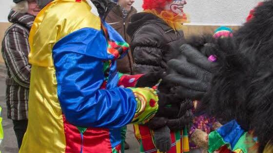 Süßes für den Clown am Straßenrand
