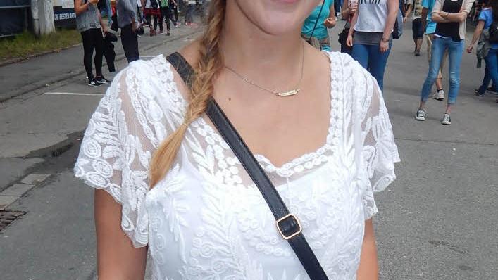 Janine Denzler (20): "Ich bin schon zum dritten Mal hier und finde es genauso gut wie in den letzten Jahren. Ich steh' total auf House-Musik und fiebere schon jetzt dem Auftritt von Chuckie heute Abend entgegen. Da ich aus der Nähe von Forchheim komme, würde ich mich natürlich freuen, wenn das Festival auch in Zukunft in Höchstadt stattfindet."