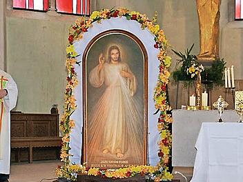Das Bildnis vom Barmherzigen Jesus und die Reliquien der heiligen Faustina, des heiligen Johannes Paul II. und des Seligen Michael Sopocko machten am Dienstag auf ihrer Reise durch Polen und Deutschland Station in der Stadtpfarrkirche Eltmann, wo Pfarrer Ottmar Pottler eine mehrstündige Reihe von Andachten und Rosenkranzgebeten eröffnete. Viele Gläubige - auch weit über die Grenzen der Pfarreiengemeinschaft Main-Steigerwald hinaus - nahmen die Einladung zum Gebet gerne an. Foto: Sabine Weinbeer