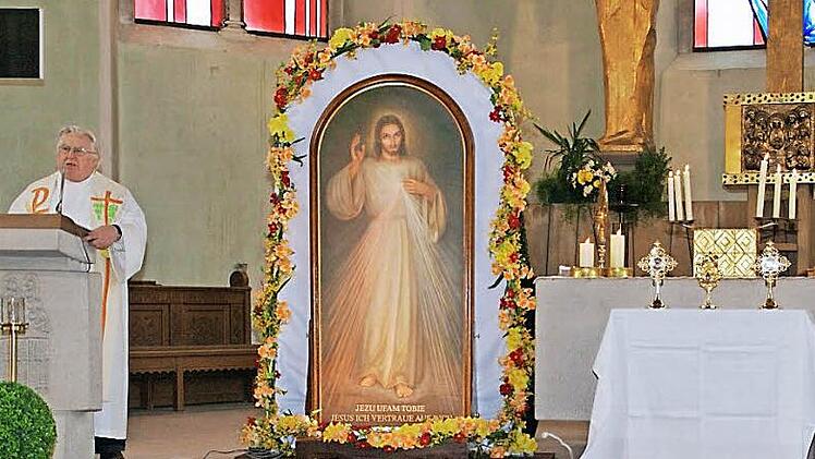 Das Bildnis vom Barmherzigen Jesus und die Reliquien der heiligen Faustina, des heiligen Johannes Paul II. und des Seligen Michael Sopocko machten am Dienstag auf ihrer Reise durch Polen und Deutschland Station in der Stadtpfarrkirche Eltmann, wo Pfarrer Ottmar Pottler eine mehrstündige Reihe von Andachten und Rosenkranzgebeten eröffnete. Viele Gläubige - auch weit über die Grenzen der Pfarreiengemeinschaft Main-Steigerwald hinaus - nahmen die Einladung zum Gebet gerne an. Foto: Sabine Weinbeer