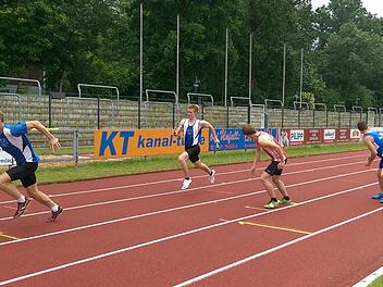 In der 4x100-Meter-Staffel übergab Moritz Hecht den Stab in Führung liegend an Jano Schubert (links). Fotos: privat
