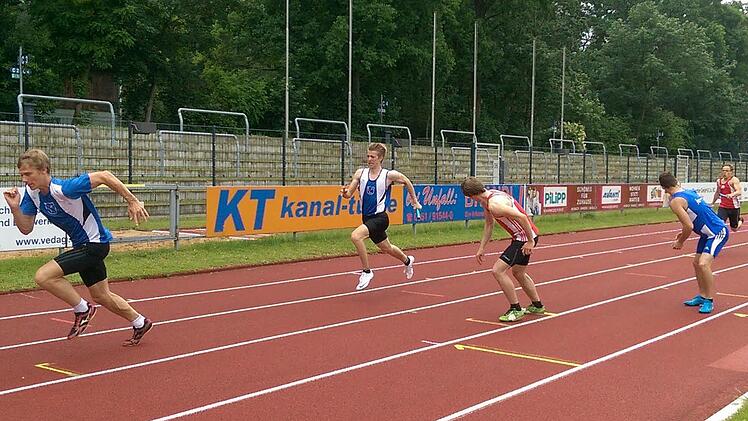 In der 4x100-Meter-Staffel übergab Moritz Hecht den Stab in Führung liegend an Jano Schubert (links). Fotos: privat