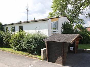 Die "Alte Schule" im Weitramsdorfer Ortsteil Neundorf, ein Gebäude, das derzeit viele Vereine beherbergt, die Diakoniestation inzwischen aber nicht mehr. Foto: Berthold Köhler (Archiv)