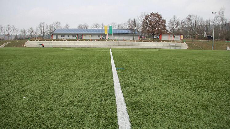 Der Kunstrasen des Sportvereins Don-Bosco Bamberg. Auch der FC Kupferberg will seinen Platz mit diesem Belag ausstatten. Foto: Klaus-Peter Wulf
