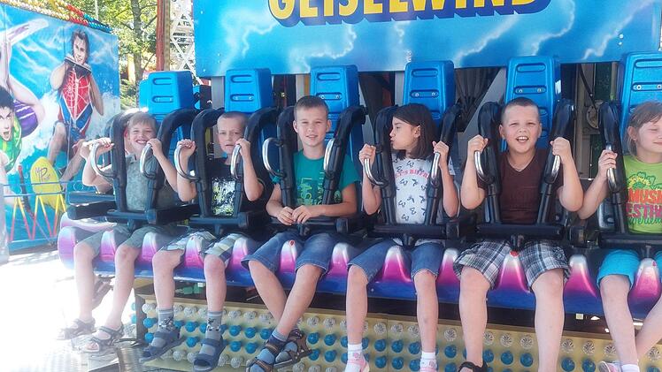 Der Besuch des Freizeitparks in Geiselwind gehört zu den Höhepunkten des Aufenthaltes der Kinder aus der Ukraine. Foto: Tschernobyl Kinderhilfe