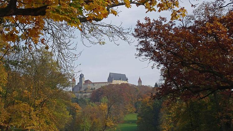 Malerisch: die Veste Coburg mit ihren Basteien, Torbögen und mächtigen Wällen ist auch im Herbst ein beliebtes Ausflugsziel für Einheimische wie auch für die auswärtige Besucher.Jochen Berger