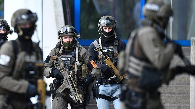 Eine famili&auml;re Auseinandersetzung hat am Mittwochvormittag einen gr&ouml;&szlig;eren Polizeieinsatz in der Schwabenstra&szlig;e in Erlangen ausgel&ouml;st. Symbolfoto: Uwe Anspach/dpa