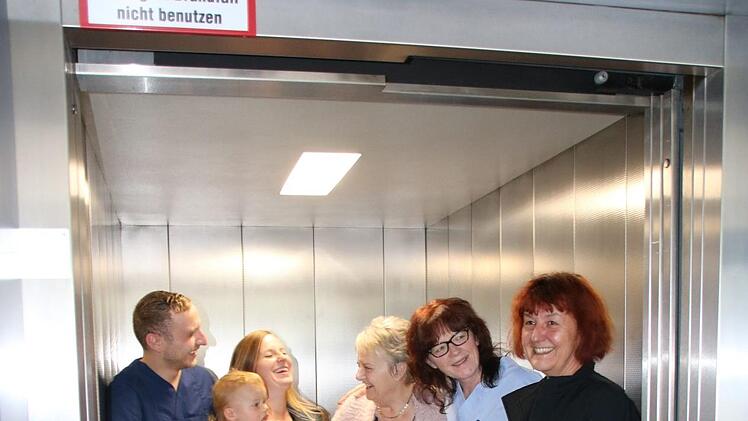 Heimleiterin Bettina Müller (rechts) freut sich über den neuen, barrierefrei zugänglichen Aufzug im Neubau des Bürgerhospitals. Zur Testfahrt treffen sich (weiter von rechts) Hauswirtschafterin Petra Schmidt, Bewohnerin Ilse Huber mit Enkelin Bianca Heinzel und Ur-Enkelin Mila sowie Pfleger Dennis Sommer. Jochen Nützel