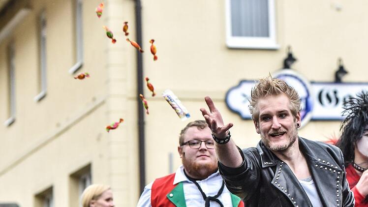 Der Eberner Gaudiwurm trotzte dem trüben Wetter und versprühte tolle Faschingsstimmung. Foto: Ryan Evans