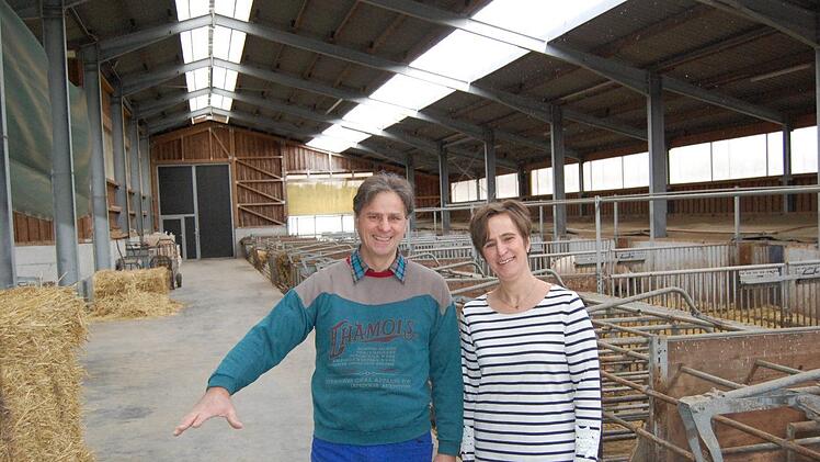 Georg Kaufmann und seine Schwester Petra Schaub freuen sich &uuml;ber die gute Luft im Offenstall.  Wolfgang D&uuml;nnebier