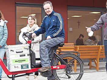 Bei der Spendenübergabe (v. l.): Romy Heise und Ricarda Horn von der Frühförderung, der Handicap-Tourenfahrer Christian Beyer und Michael Endres, Vorstand der Lebenshilfe Forchheim; in 15 Tagen hat Beyer, selbst an MS erkrankt, mit seinem Lastenrad 952 Kilometer zurückgelegt und dabei Spenden für Kinder mit Förderbedarf gesammelt.
