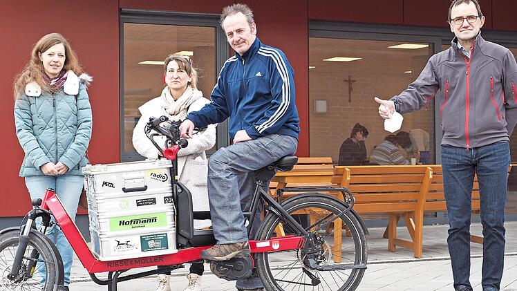 Bei der Spendenübergabe (v. l.): Romy Heise und Ricarda Horn von der Frühförderung, der Handicap-Tourenfahrer Christian Beyer und Michael Endres, Vorstand der Lebenshilfe Forchheim; in 15 Tagen hat Beyer, selbst an MS erkrankt, mit seinem Lastenrad 952 Kilometer zurückgelegt und dabei Spenden für Kinder mit Förderbedarf gesammelt.