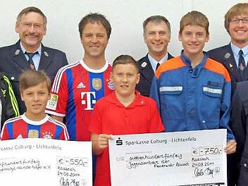 Bei der Spendenübergabe des Bayern-Fanclubs (hintere Reihe, von links) : Dieter Wolf, Thomas Fischer, Norbert Scholz, Markus Kreidler, Marcus Fischer, (vorne, von links) Niklas Scholz, Jan Fischer, Marc Schott und Sebastian Fellisch. Foto: Red Residenz Coburg
