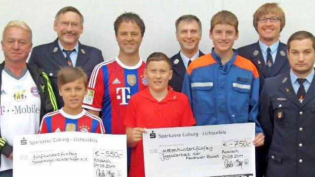 Bei der Spendenübergabe des Bayern-Fanclubs (hintere Reihe, von links) : Dieter Wolf, Thomas Fischer, Norbert Scholz, Markus Kreidler, Marcus Fischer, (vorne, von links) Niklas Scholz, Jan Fischer, Marc Schott und Sebastian Fellisch. Foto: Red Residenz Coburg