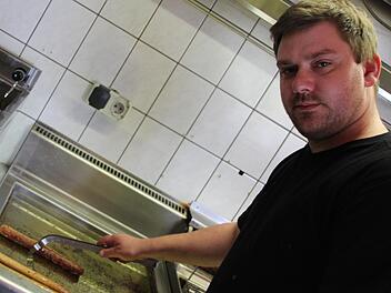 Küchenchef Marcel Brozek ist Pächter der "Kreuzbergklause". Momentan ruht dort der Betrieb, weil er das Konzept einer deutschen Wirtschaft in dieser Gaststätte für unrentabel hält. Fotos: Marco Meißner
