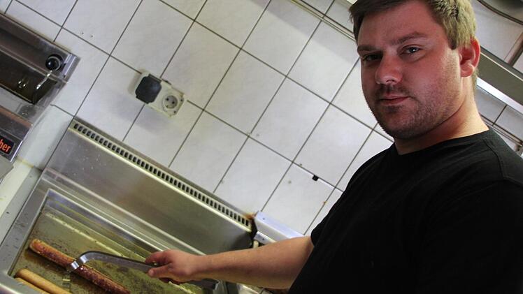 Küchenchef Marcel Brozek ist Pächter der "Kreuzbergklause". Momentan ruht dort der Betrieb, weil er das Konzept einer deutschen Wirtschaft in dieser Gaststätte für unrentabel hält. Fotos: Marco Meißner