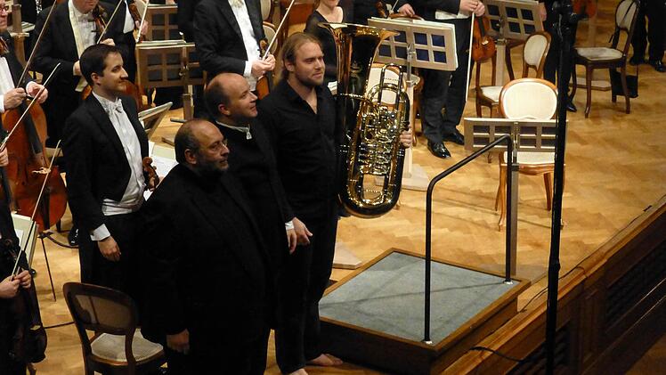 Komponist Jörg Duda (von links), Dirigent Roland Kluttig, Solist Andreas Martin Hofmeir.