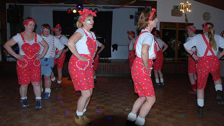 Die Hirten-Madln legten einen flotten Tanz aufs Parkett. Foto: privat