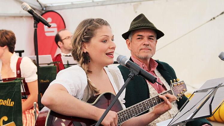 Die Schauspielerin Sarah Zaharanski und ihr Kollege Thomas Straus vom Landestheater Coburg beim Frühschoppen im Festzelt auf dem Schlossplatz.Foto: Jochen Berger