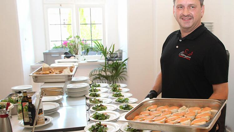 Stadthallen-Gastronom Timo Ottinger bewirtet die Gäste im Sitzungssaal mit kulinarischen Köstlichkeiten. Foto: Stephan Tiroch
