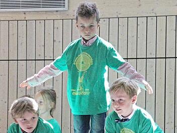 Eine "bunte Show" boten die Kinder an "ihrem Fest" mit Liedern, Schauspiel und Turnübungen. Unser Bild zeigt einige kleien Akrobaten.  Fotos: Helmut Will