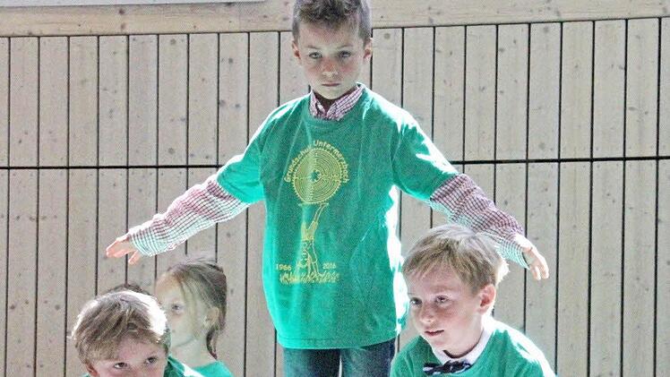 Eine "bunte Show" boten die Kinder an "ihrem Fest" mit Liedern, Schauspiel und Turnübungen. Unser Bild zeigt einige kleien Akrobaten.  Fotos: Helmut Will